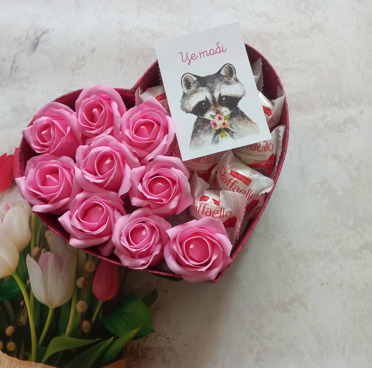 Подарунковий набір мильних троянд і Raffaello.  Подарунок дівчині, мамі, сестрі, дружині на день Матері