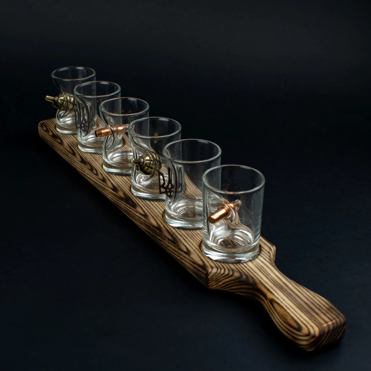 Сувенірний прозорий Набір чарок мікс на дерев'яній підставці 6 шт ( куля / лимонка / герб ) 55 мл, фото 1