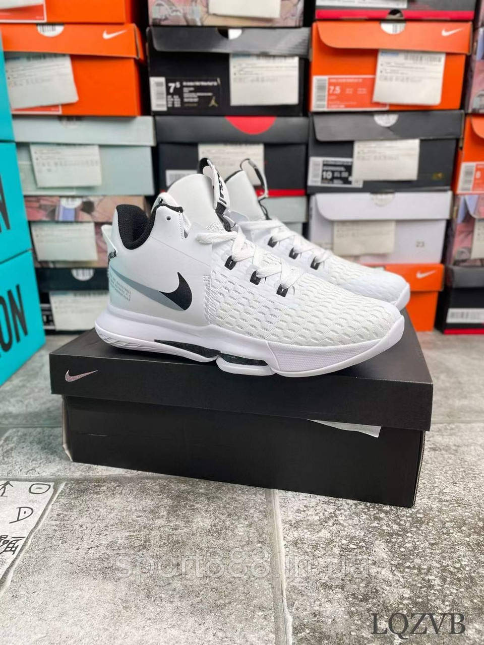 Білі Nike LeBron Witness V Леброн Вітнес 5 чоловічі баскетбольні кросівки