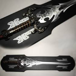 Масивний лицарський меч на дерев'яному пано MS22201