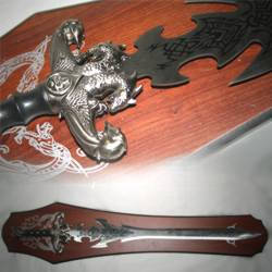 Важкий меч на дерев'яному пано MS226621