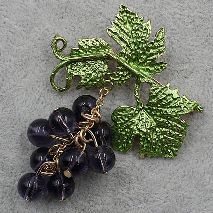 Брошь металлическая гроздь винограда покрыта цветной эмалью с фиолетовыми бусинами размер 50х65 мм, фото 2