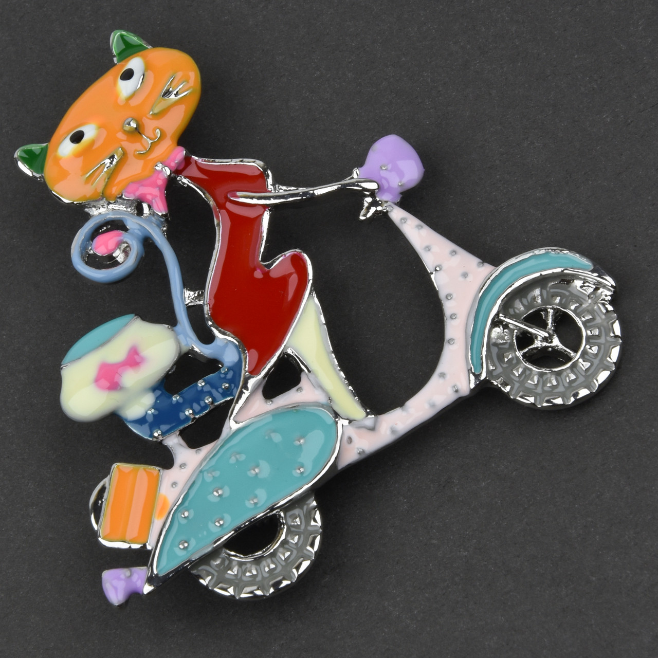 Брошка металева на золотистій основі кішка на мопеді покрита кольоровою емаллю розмір 55х55 мм