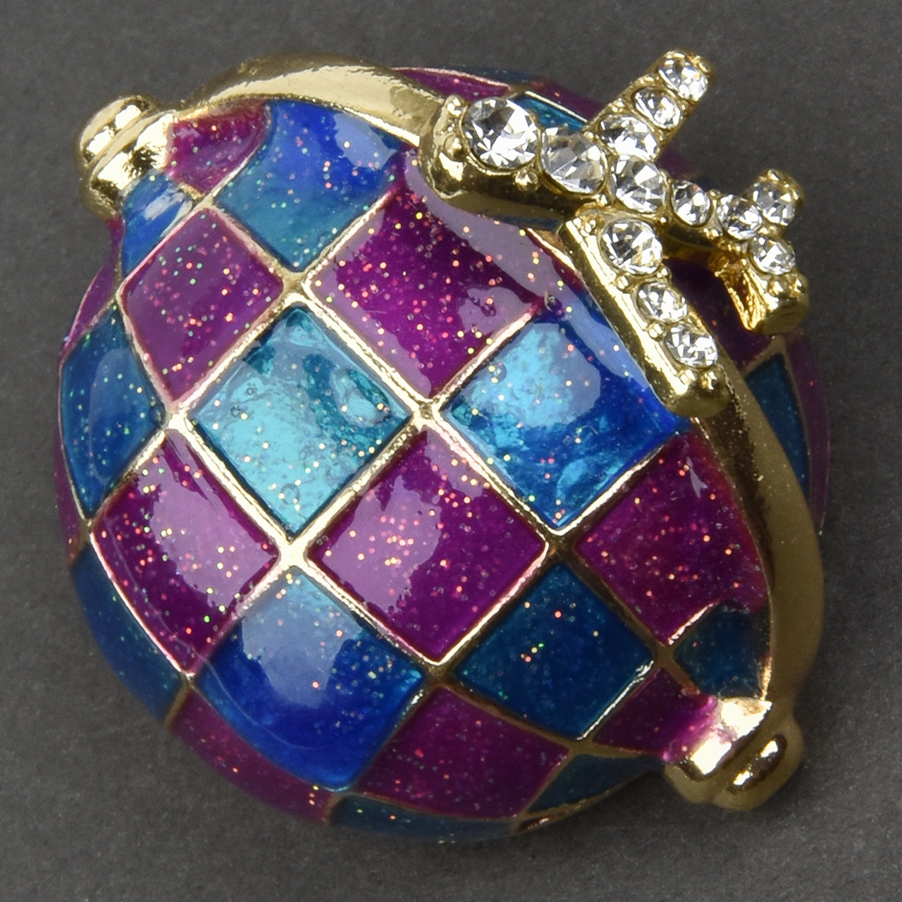 Брошка металева на золотистій основі глобус із літакиком покрита кольоровою емаллю розмір 30х30 мм