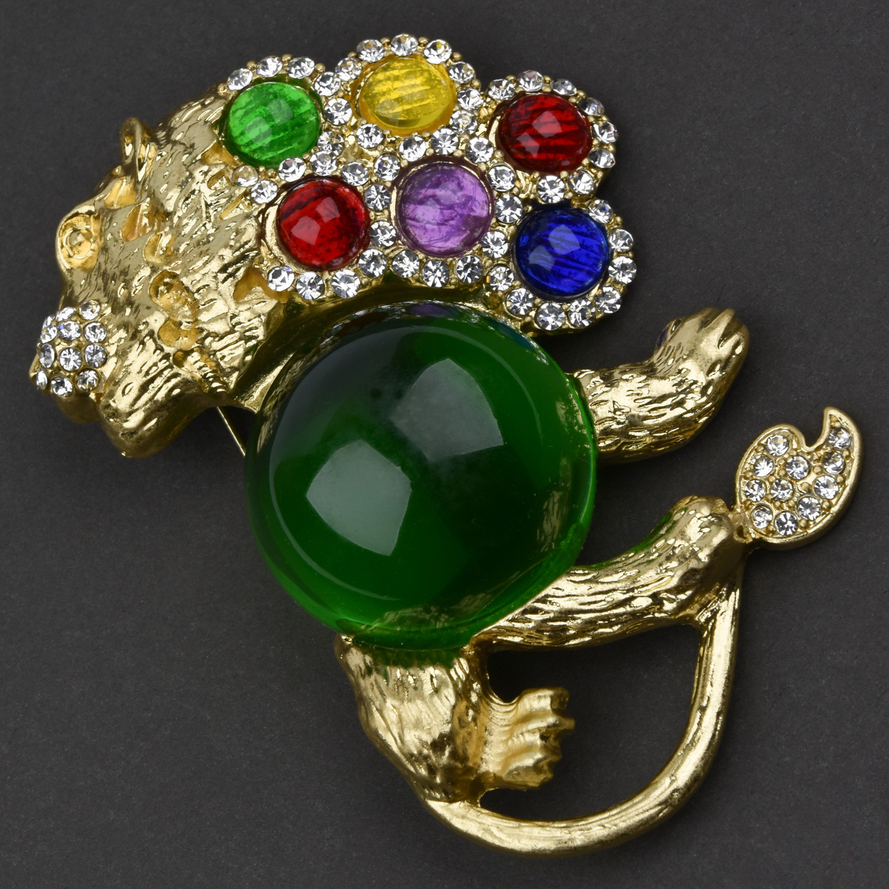 Брошка металева на золотистій основі лев із різнобарвними намистинами та кристалами розмір 65х75 мм