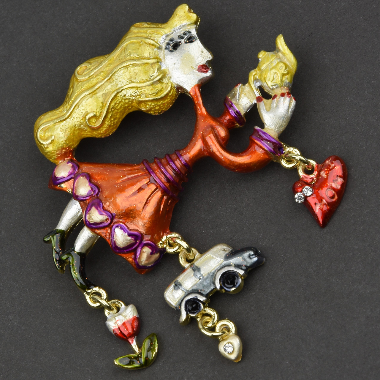 Брошка металева на золотистій основі дівчина з чайником покрита кольоровою емаллю розмір 55х55 мм