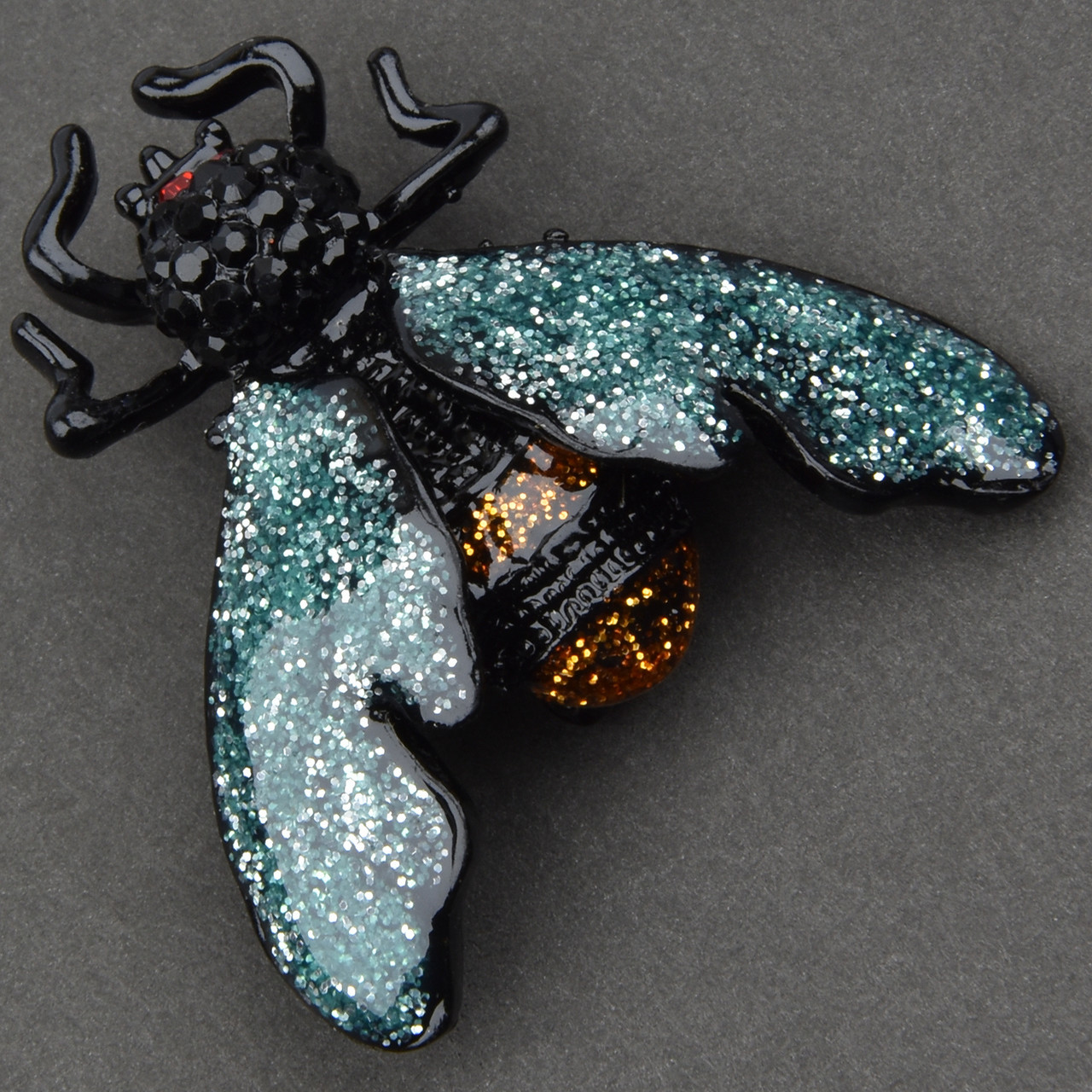 Брошка металева на сріблястій основі муха з блискітками покрита кольоровою емаллю розмір 40х35 мм