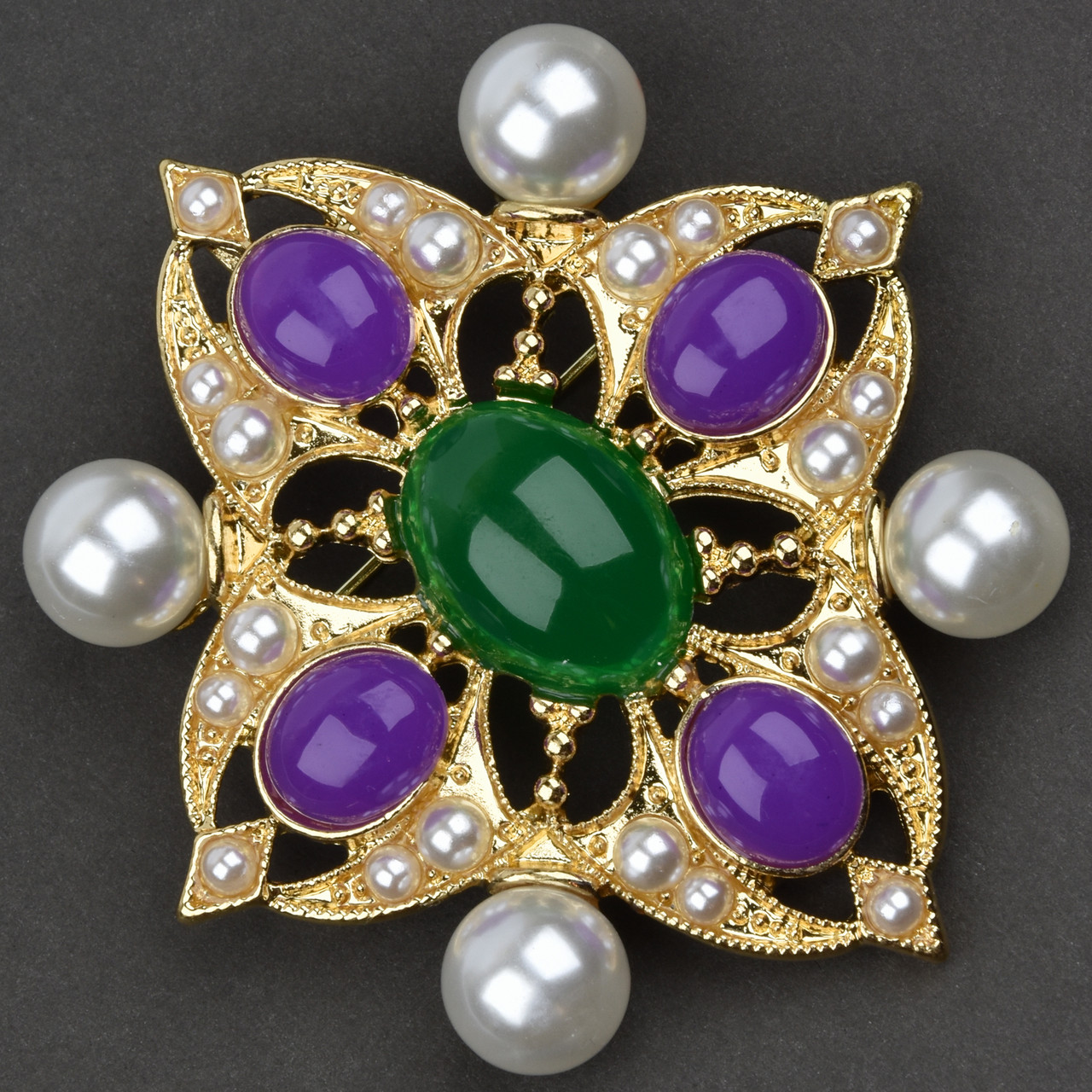 Брошка металева на золотистій основі класична із зеленими та фіолетовими намистинами розмір 60х55 мм