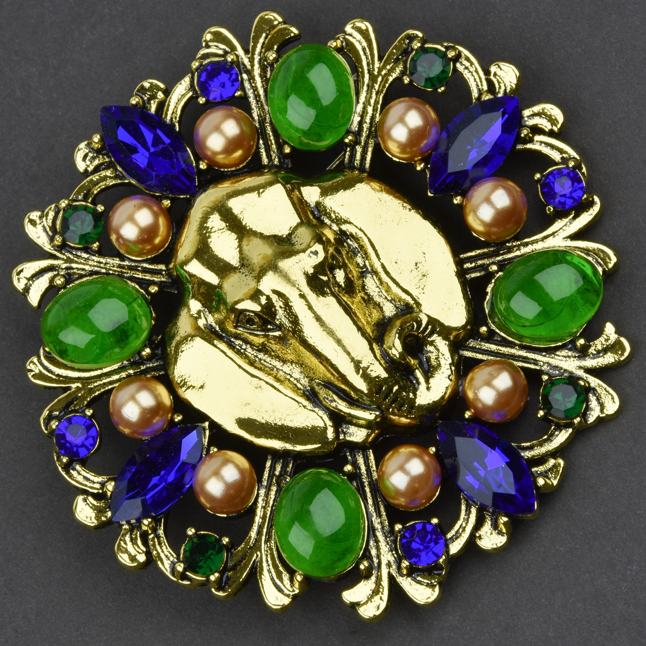 Брошка металева на золотистій основі слоник із синіми та зеленими намистинами та стразами розмір 55х55 мм