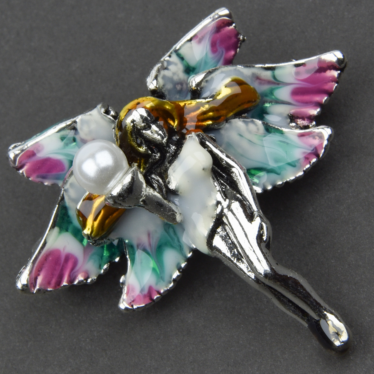 Брошка металева на сріблястій основі пасова фея з перлиною покрита кольоровою емаллю розмір 45х45 мм