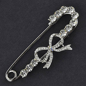 Брошка — металева срібляста кристалами бантик розмір виробу 70 мм ювелірне виготовлення
