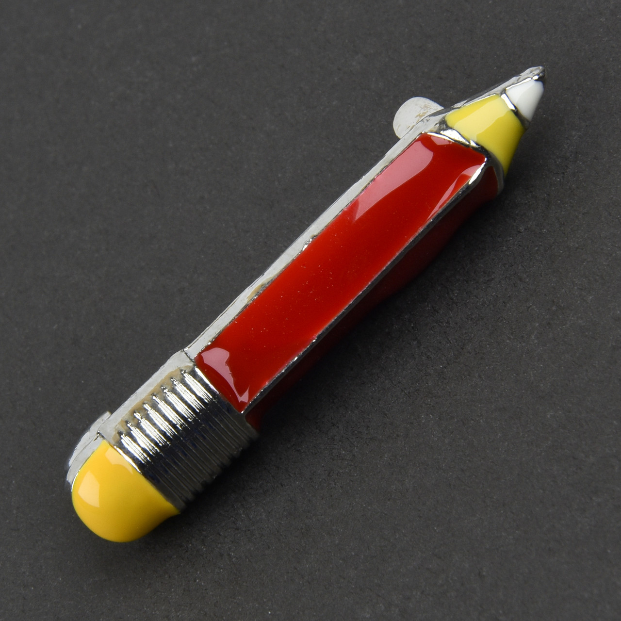 Брошка металева на сріблястій основі олівець різнобарвний покритий кольоровою емаллю розмір 40Х05 мм