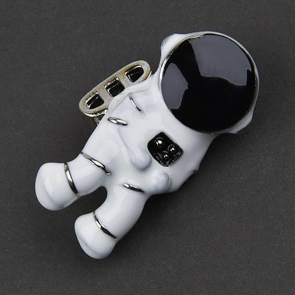 Брошка металева на сріблястій основі людина космонавт покритий чорною білою емаллю розмір 35х20 мм, фото 1
