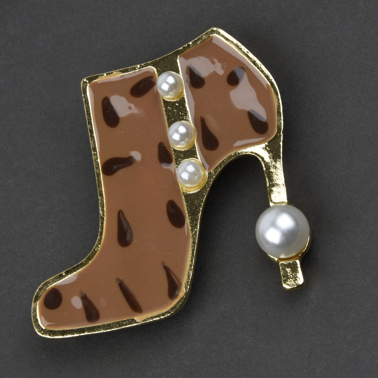 Брошка металева на золотистій основі туфелька з візерунками та намистинами покрита кольоровою емаллю розмір 45Х45 мм