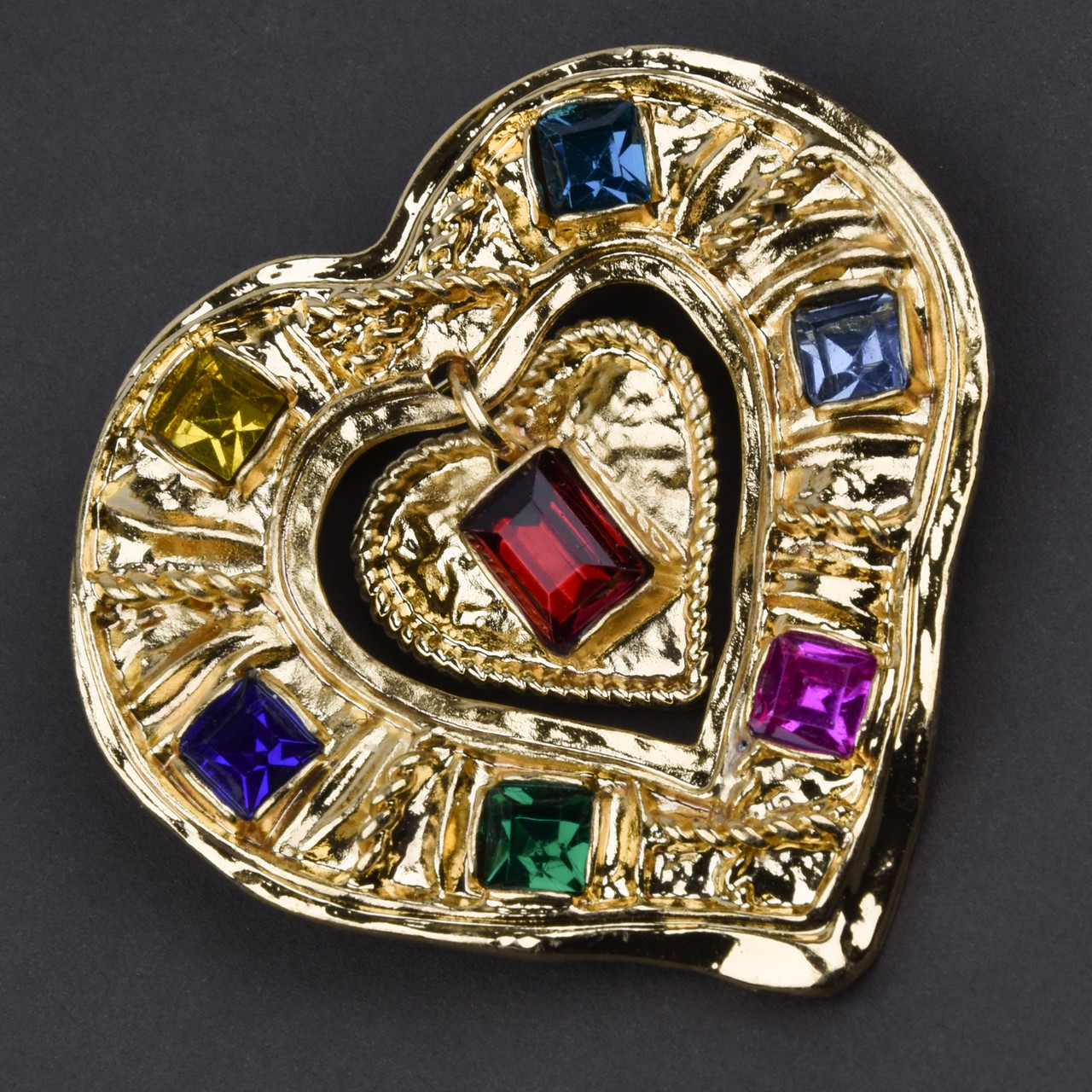Брошка металева на золотистій основі серце з різнобарвними кристалами та висувкою розмір 50Х50 мм