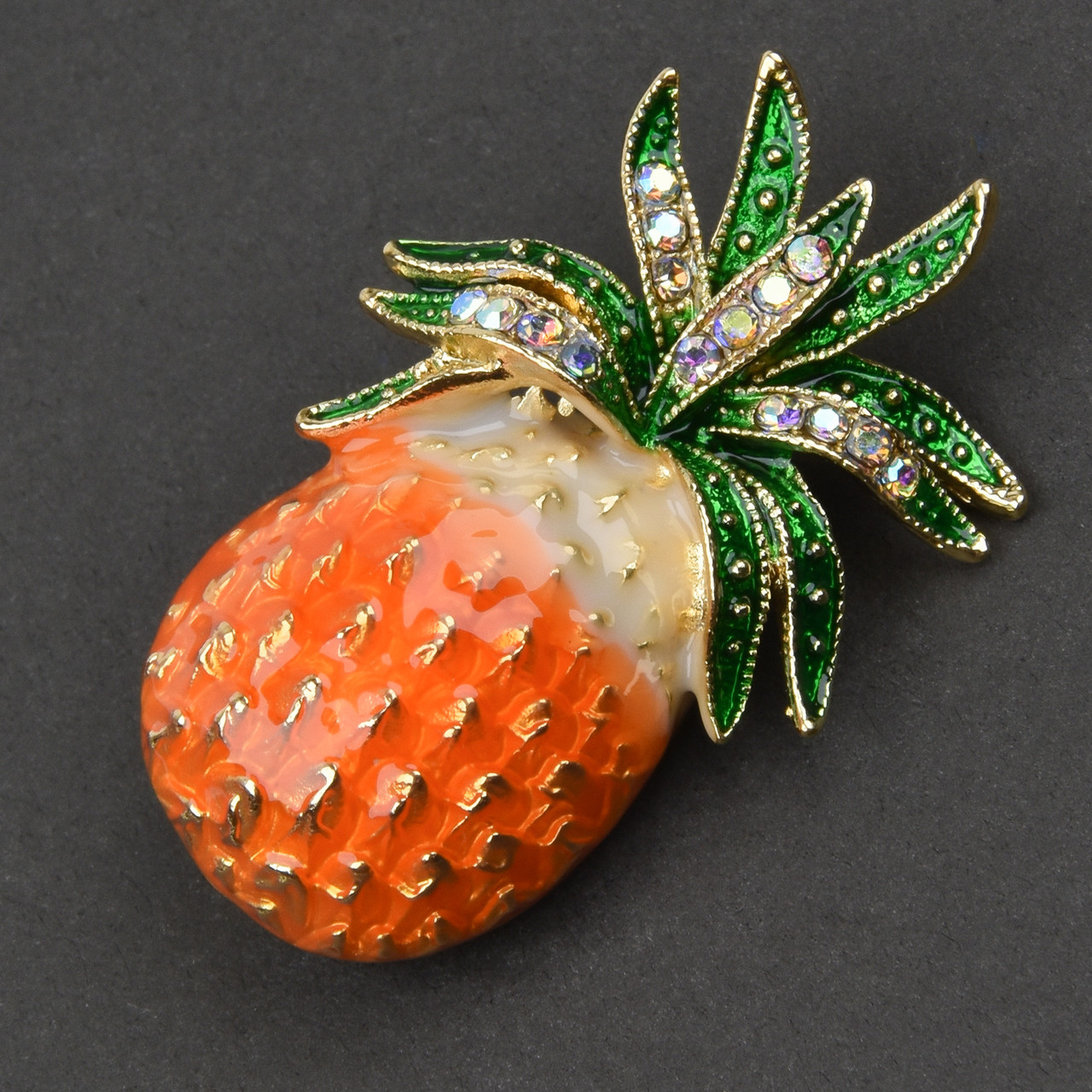 Брошка металева на золотистій основі ананас із кольоровими кристалами покрита кольоровою емаллю розмір 45Х30 мм