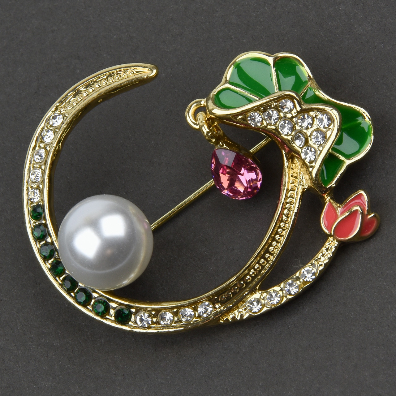 Брошка металева на золотистій основі класична з намистиною покрита кольоровою емаллю розмір 40Х45 мм
