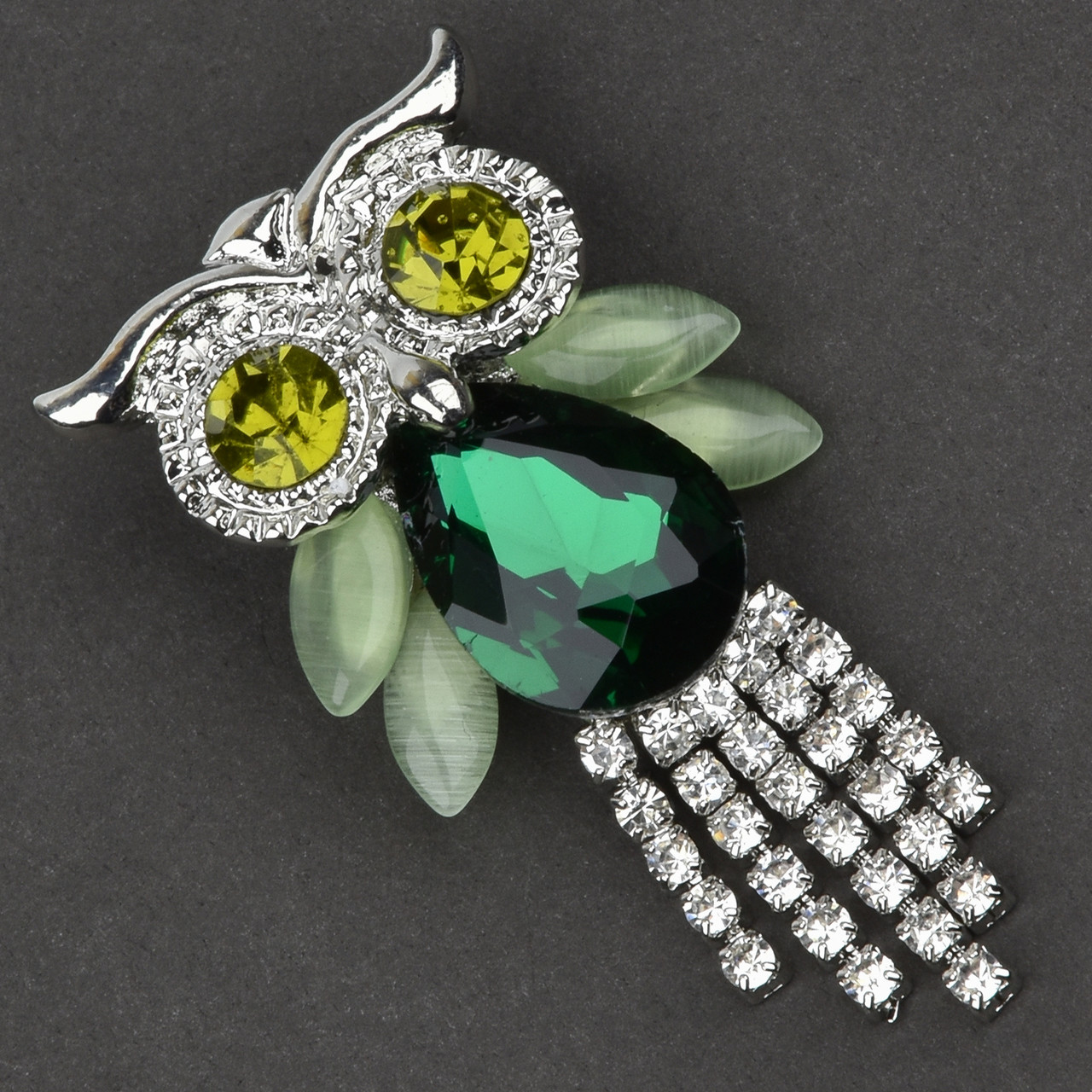 Брошка металева на сріблястій основі сова зі смарагдовим кристалом хвіст висулька розмір 45Х25 мм