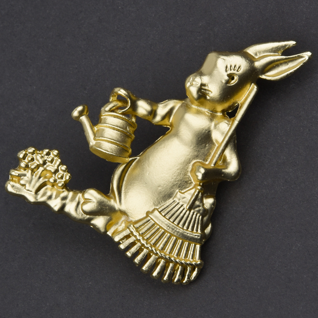 Брошка металева на золотистій основі зайчика з мітлою поливає квіточки розмір 45х35 мм