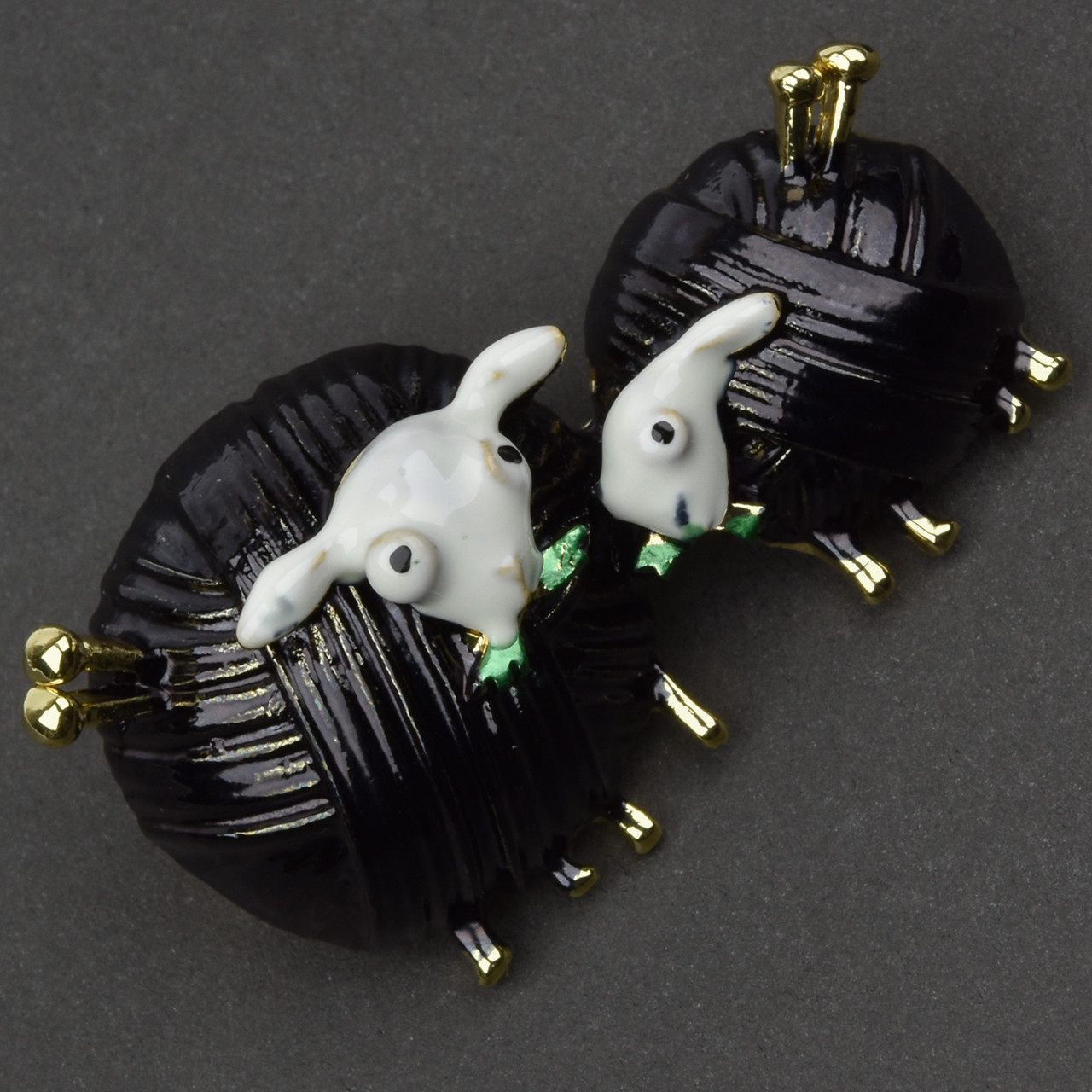 Брошка металева на золотистій основі овечки в клубочках покрита кольоровою емаллю розмір 25х40 мм