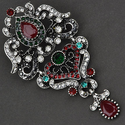 Брошка металева на сріблястій основі класична з рубіновими та смарагдовими кристалами розмір 80х40 мм, фото 1
