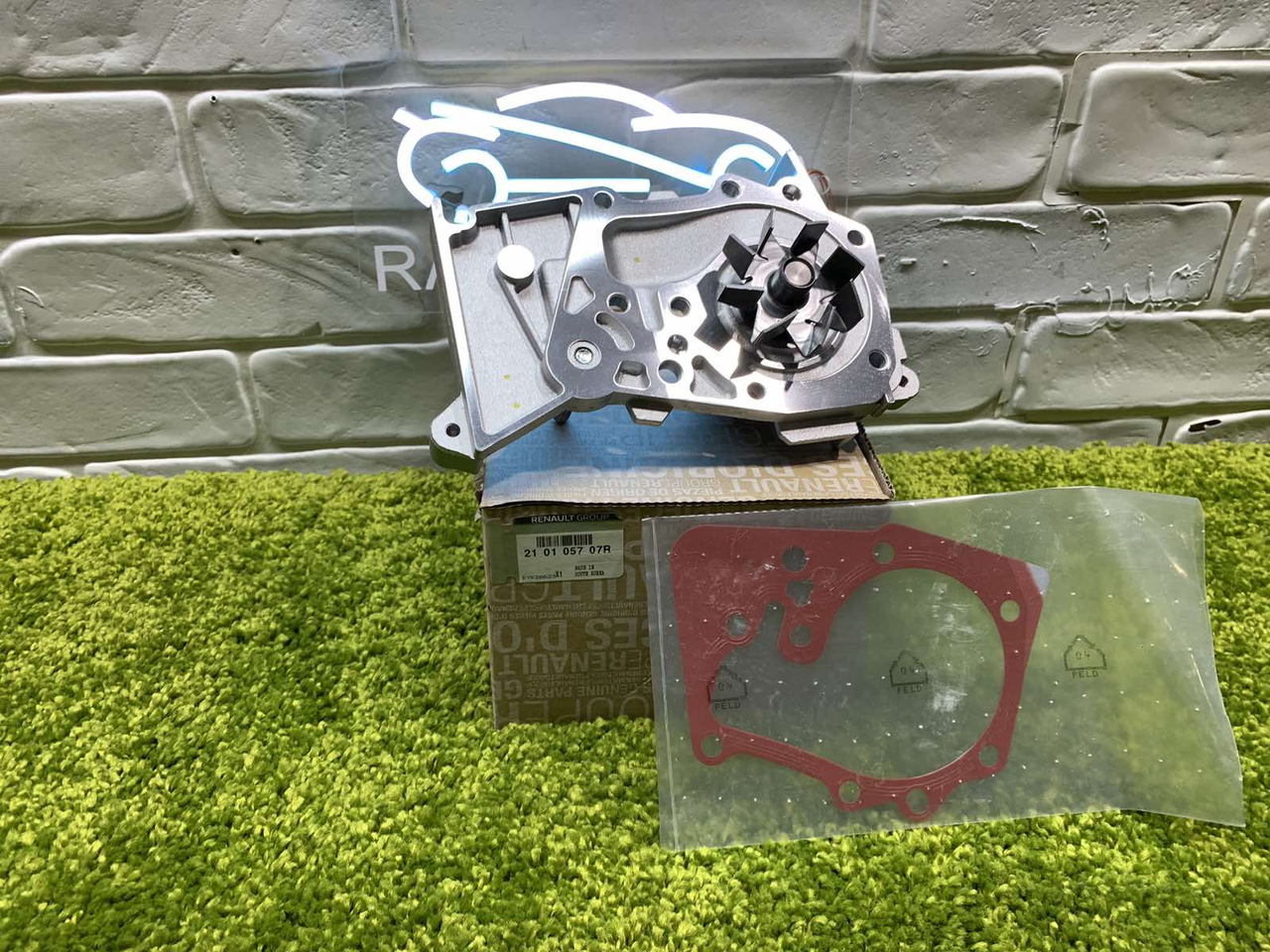 Помпа водяна 1.6 8V Renault Sandero 2 (2013-...) Оригінал 210105707R Рено сандеро 2, фото 1