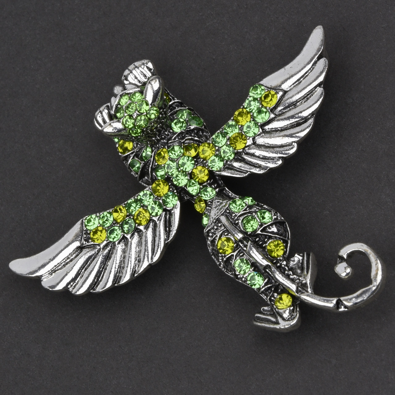 Брошка металева на сріблястій основі літальна кішка з кришталевими камінчиками розмір 60х65 мм