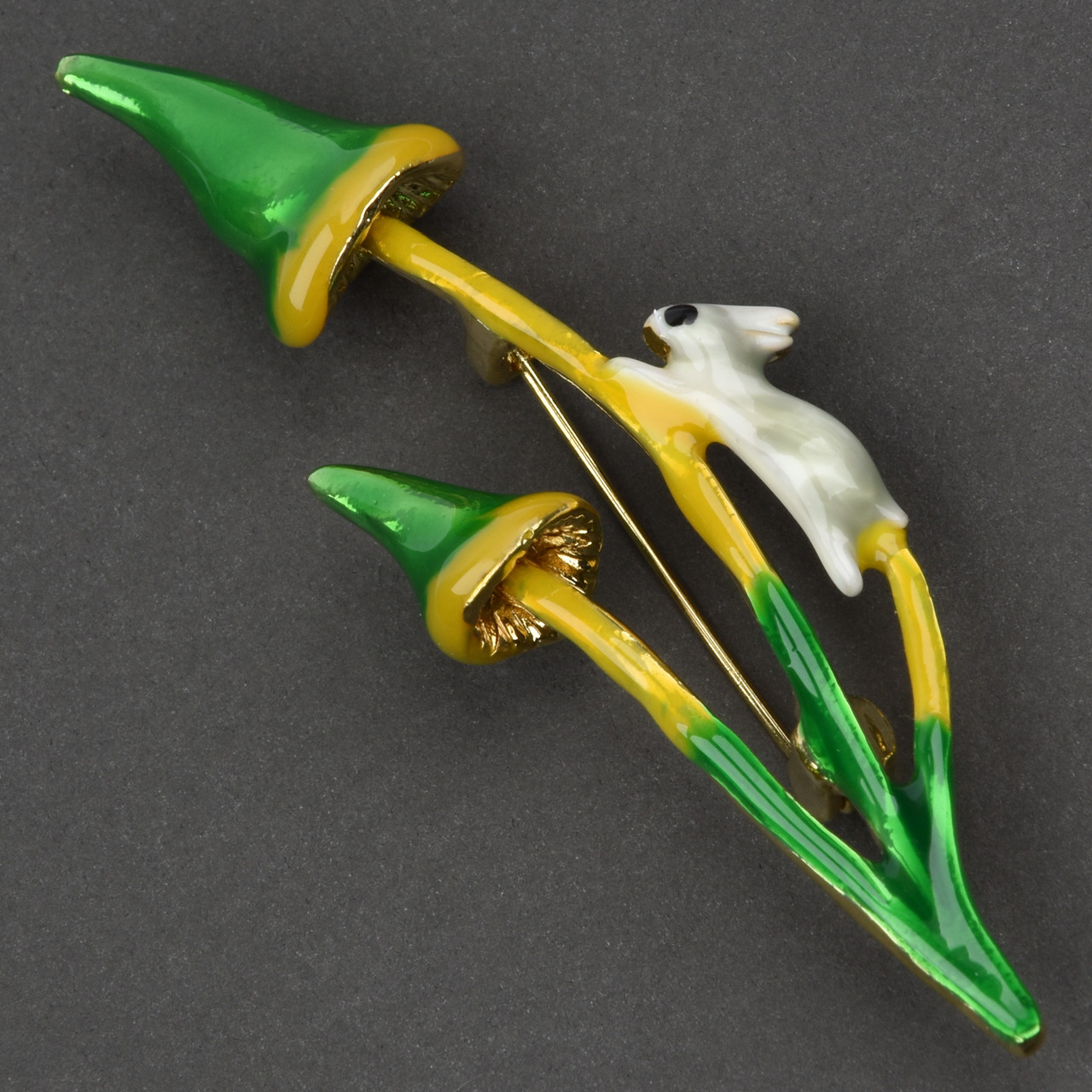 Брошка металева на золотистій основі маленький зайчик на гілці покрита кольоровою емаллю розмір 25х70 мм