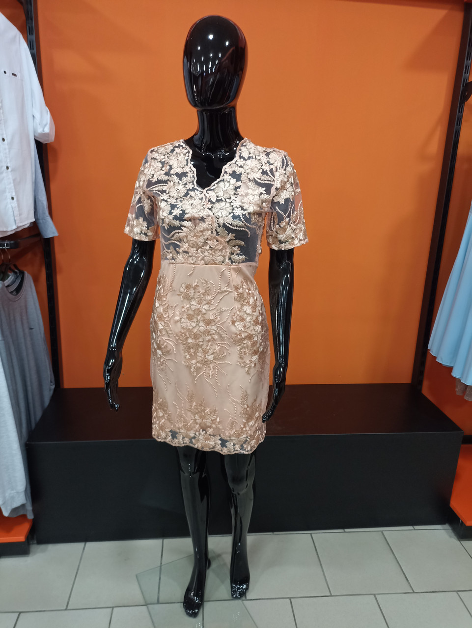 Плаття ошатне пряме гіпюр вечірнє мереживо короткий рукав М персикове, фото 1