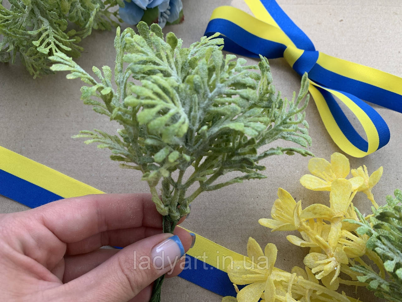 Декоративні гілочки (бутоньєрка) "ажурне листячко" 6 шт/уп. зеленого кольору з напиленням