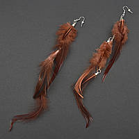 Сережки жіночі довгі коричневого кольору пір'їнки градієнт застібка петля сріблястого кольору довжина 24 см