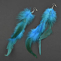 Сережки жіночі довгі бірюзового кольору пір'їнки градієнт застібка петлі сріблястого кольору довжина 24 см