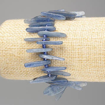 Браслет Кіаніт натуральне каміння крихта "Голка" на нитці d-28х2-10х2мм+- L-18см з бісером d-3мм (стрейч)