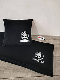 Автомобільний плед і подушка з вишивкою логотипа  "SKODA" подушка 35*35 см