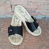 Шльопанці жіночі на липучці з бежевою підошвою