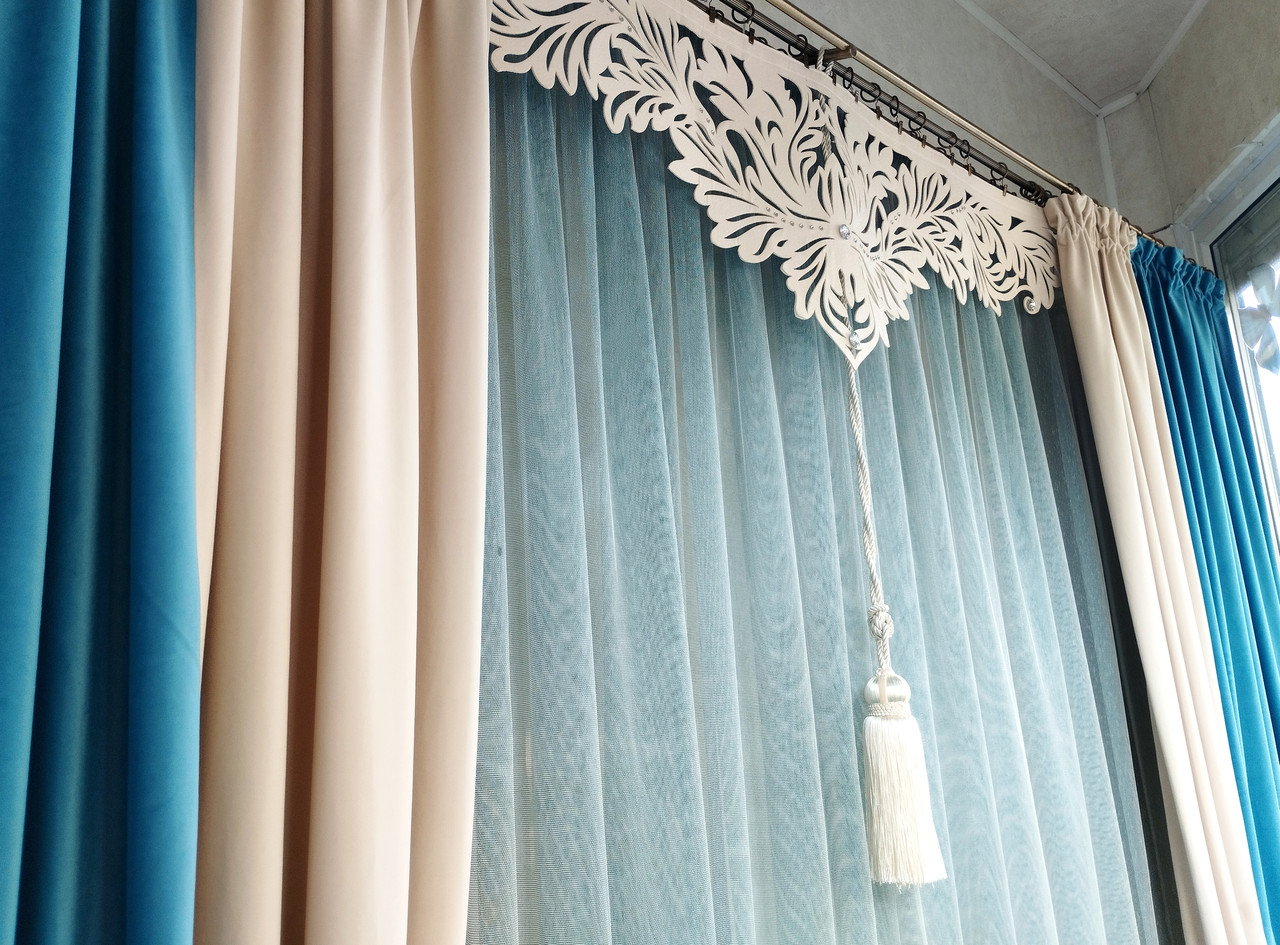 Комплект подвійних штор на велике вікно і ажурного ламбрекена штори Оксамит біюзового і молочного кольору