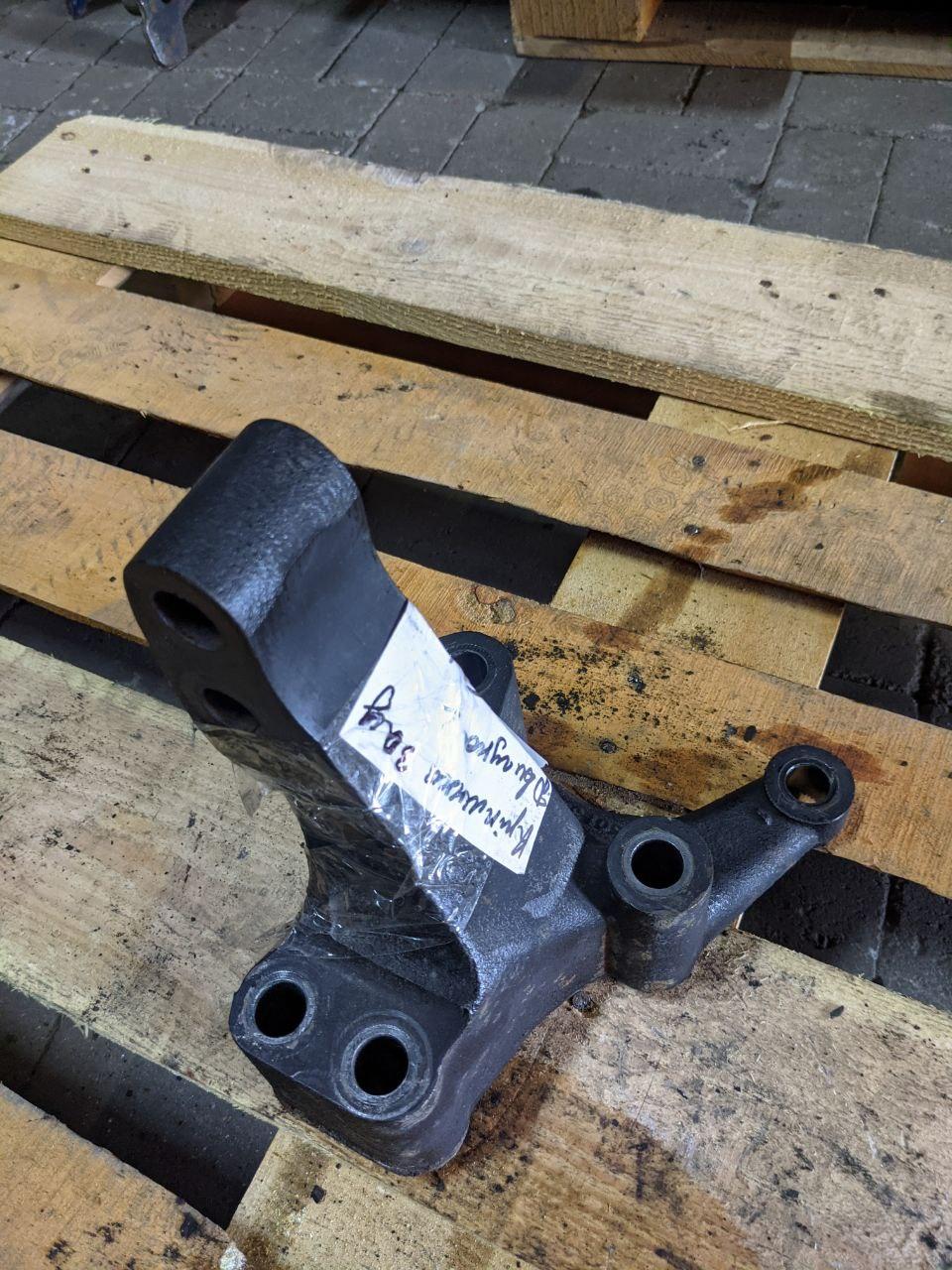 Кріплення двигуна заднє L б/в MAN TGX EURO 6 (51415010150) оригінал