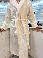 Молочный стильный женский велюровый халат с узором с удобным капюшоном и 2 карманами