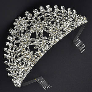 Корона діадема висота 7 см металева з гребінцями сріблястого кольору ромашки з білими кристалами