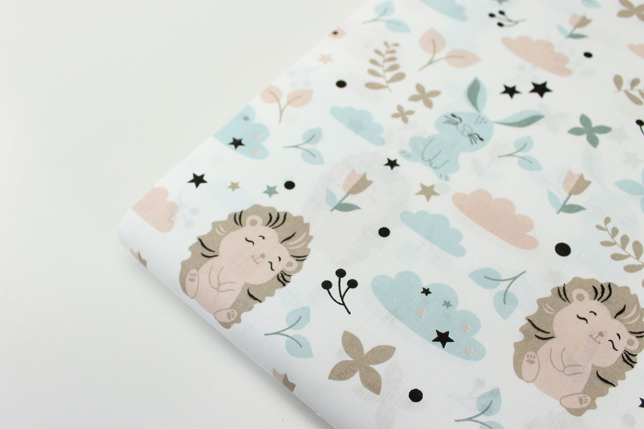 Лоскуток. Тканина бавовняна "Їжачки та зайчики" на білому тлі 127*150 см, фото 1