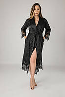 Изысканный женский шелковый халат черного цвета украшен кружевом