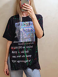 Жіночі футболки — 5553-маса — Яскрава молодіжна жіноча футболка зі стразами батал "Weekend"
