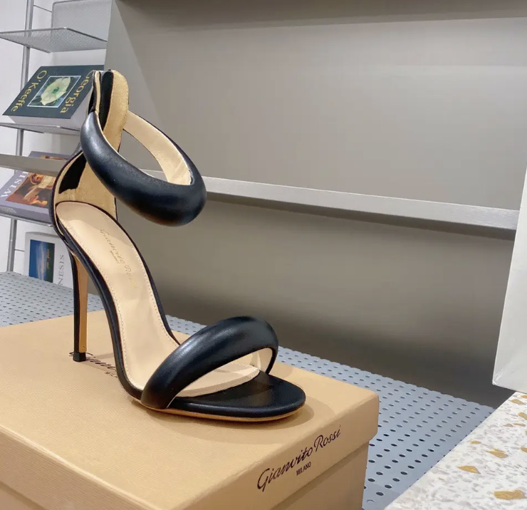 Жіночі чорні шкіряні босоніжки на підборах Gianvito Rossi — Bijoux 105 California вечірні туфлі