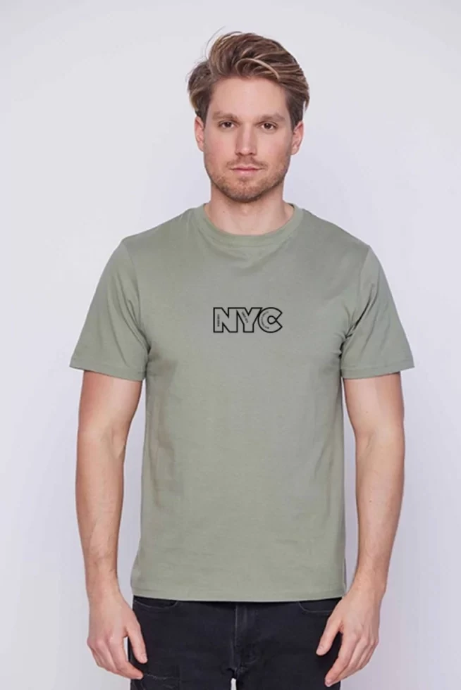 Чоловіча однотонна оливкова футболка з млинним написом посередині NYC у розмірі S, фото 1