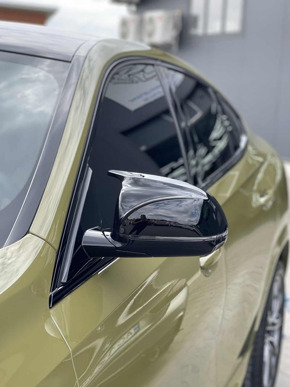 Накладки на зеркала BMW X6 G06 тюнинг лопухи стиль X6M F96 (чорний глянц) - фото 1 - id-p1628294396