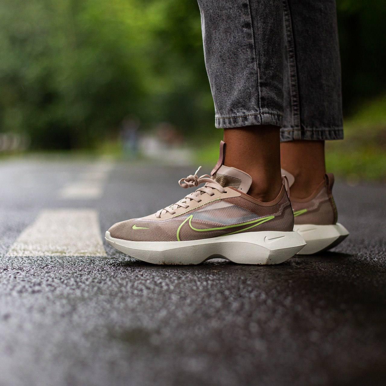 Бежеві жіночі кроссівки Nike Vista Lite Beige. Модні кросси для жінок Найк Віста Лайт.