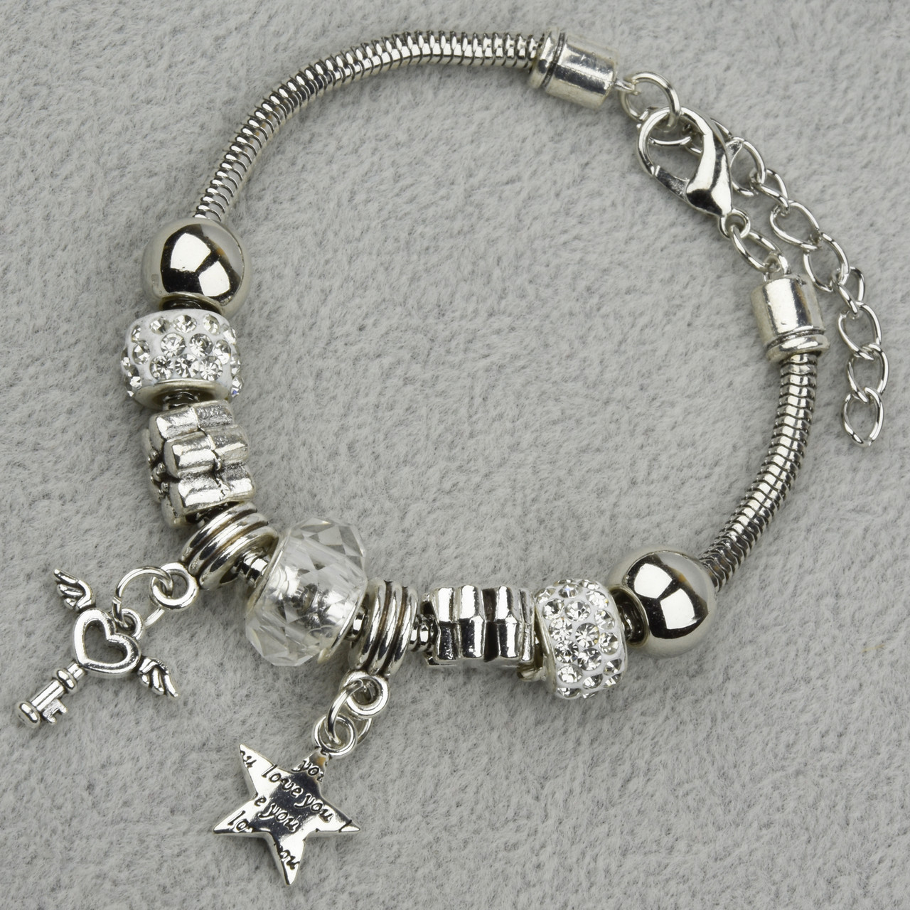 Pandora браслет серебристого цвета с ключиком с шармами в стразах 9 штук длина браслета 22 см ширина 3 мм