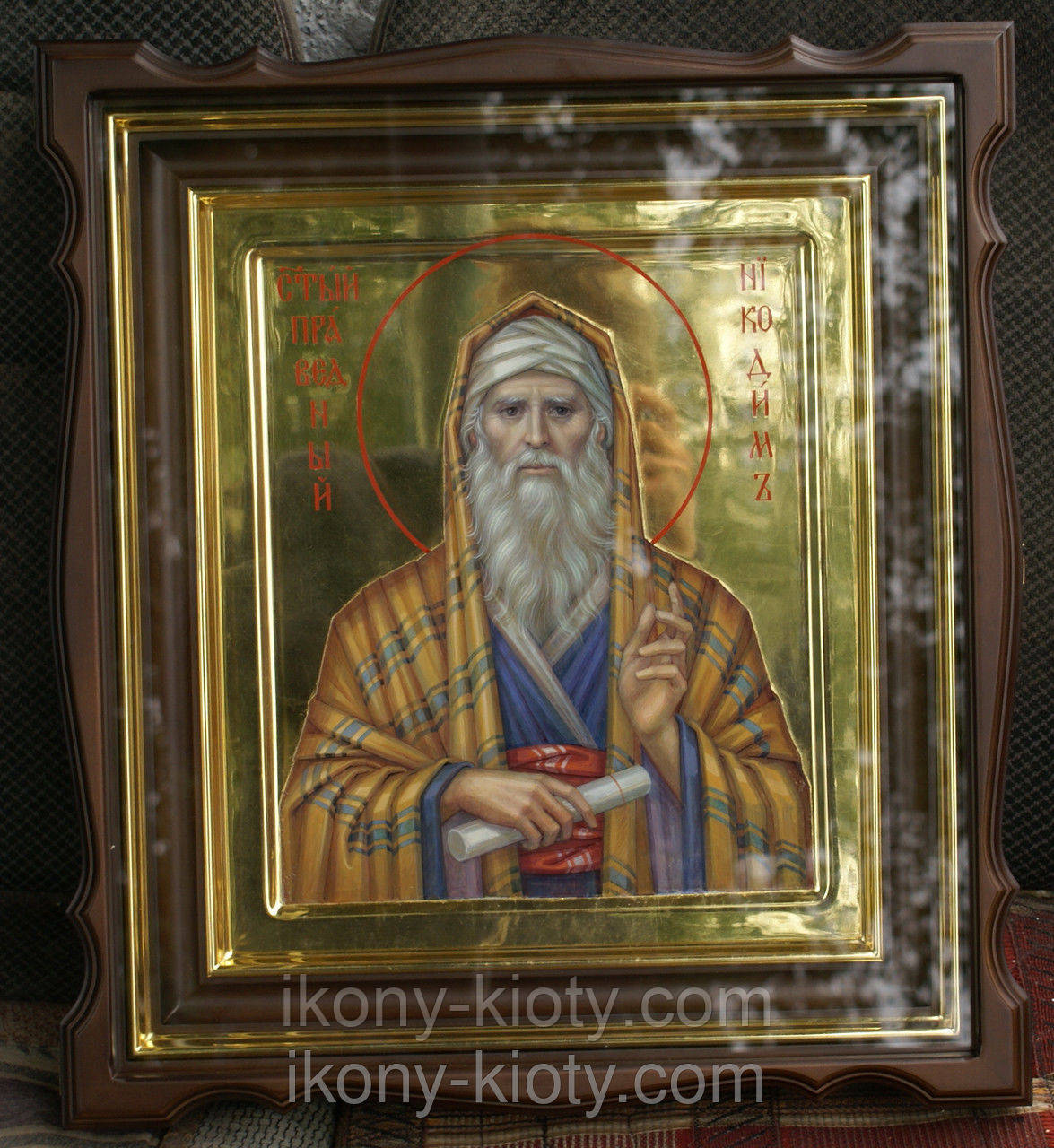 Кіот фігурний для ікони Святого Никодима з внутрішньою дерев'яною рамкою і золоченими штапиками.