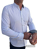 Сорочка чоловіча класична з довгим рукавом комір стійка принт на білому фоні.