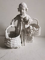 Порцелянова статуетка Хлопчик із кошиками